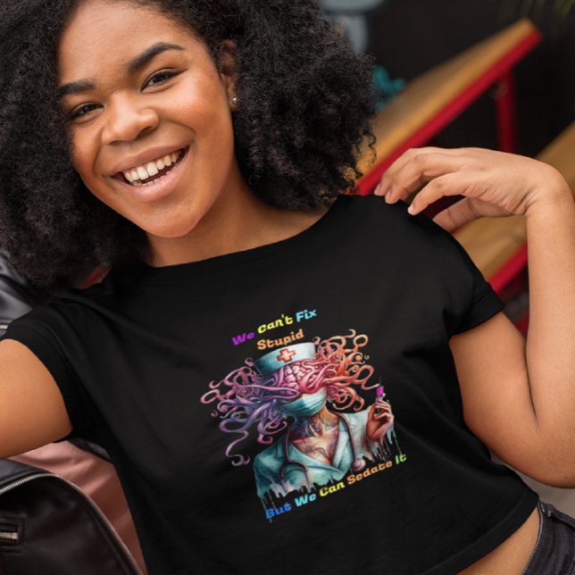 Camiseta No se puede arreglar la estúpida mente médica surr (Subido por el creador)