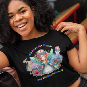 Camiseta No se puede arreglar lo estúpido: Enfermera encant