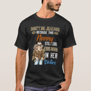 Camiseta No seas celosa porque esta niñera aún parece la