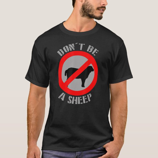 Camiseta No seas una oveja política de la oveja de la liber (Anverso)