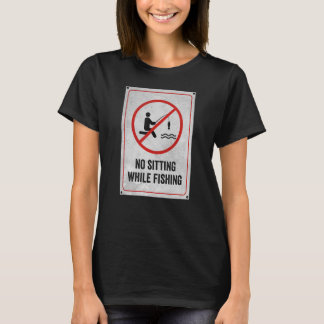 Camiseta No sentarse mientras se pesca el Rótulo