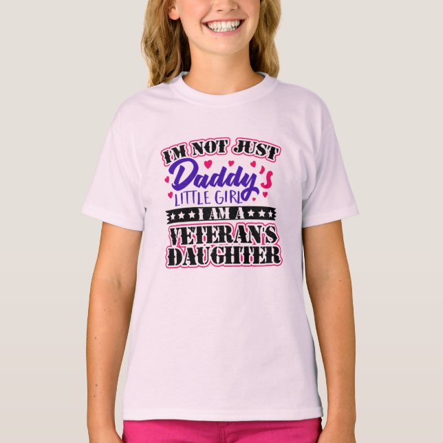 Camiseta No solo el Chica de papá - hija de veterano (Anverso)