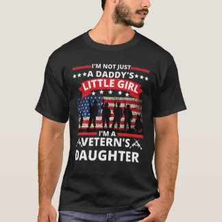 Camiseta No solo soy la pequeña niña de papá, soy un vetera