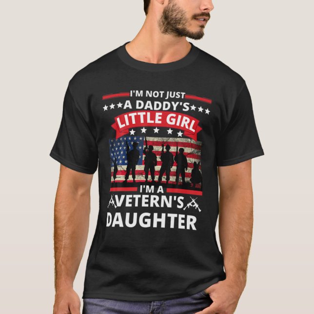 Camiseta No solo soy la pequeña niña de papá, soy un vetera (Anverso)