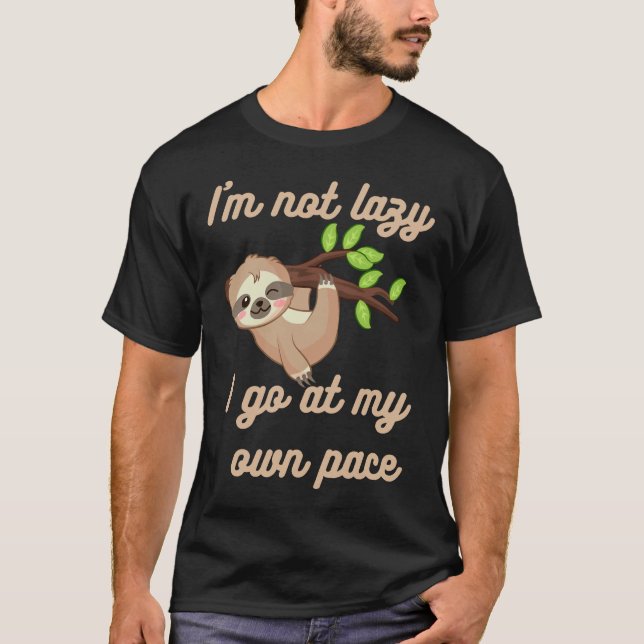 Camiseta No Soy Lazy Sloth Colgando Fuera (Anverso)