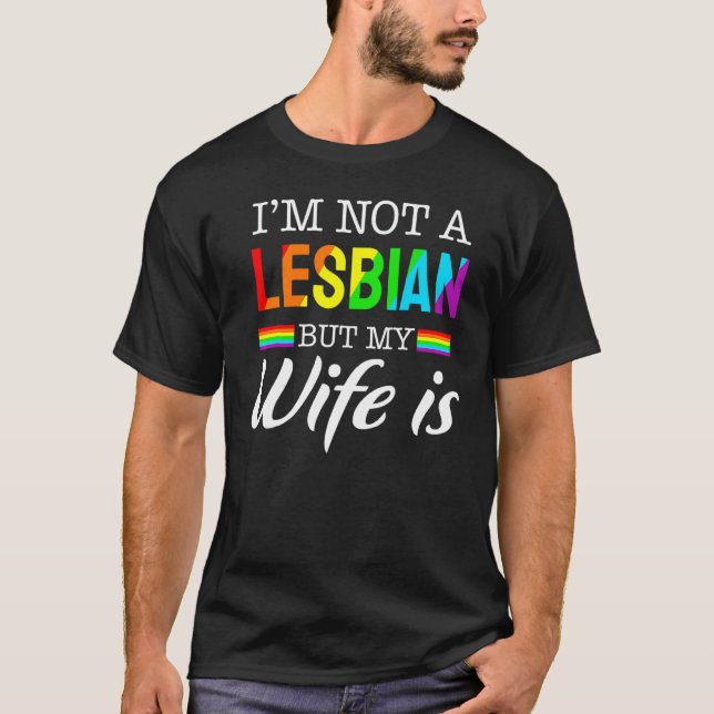Camiseta No soy lesbiana pero mi esposa es lgbt arcoiris (Anverso)