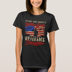 Camiseta No soy solo la pequeña niña de papá soy veterana