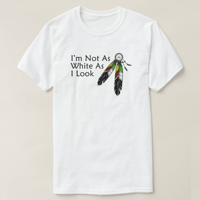 Camiseta No soy tan blanco como parezco nativo americano (Diseño del anverso)