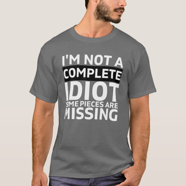 Camiseta NO SOY UN IDIOTA COMPLETO, faltan algunas piezas (Anverso)