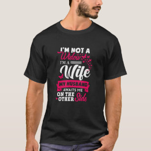 Camiseta No soy una viuda, soy una mujer, mi marido me espe