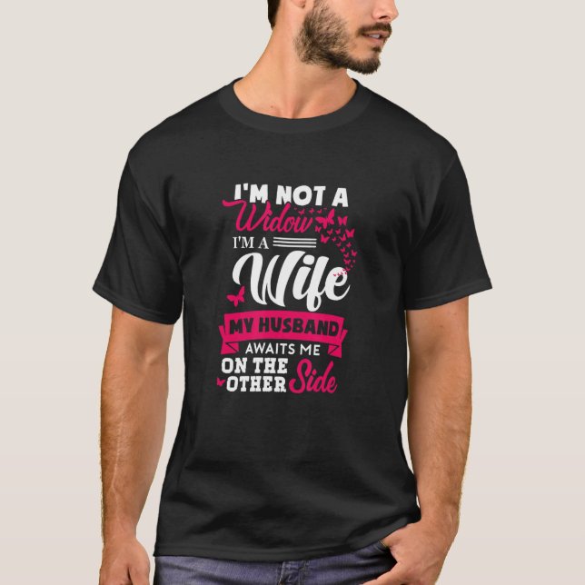 Camiseta No soy una viuda, soy una mujer, mi marido me espe (Anverso)