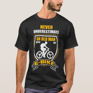 Camiseta No subestimes a un anciano en una bicicleta electr