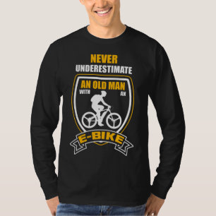 Camiseta No subestimes a un anciano en una bicicleta electr
