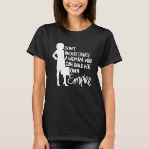 Camiseta No subestimes a una mujer que puede construir por 
