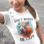 Camiseta No te preocupes Capy Happy Capybara<br><div class="desc">Este diseño se puede personalizar eligiendo la opción Editar diseño. También puede transferir a otros artículos. Póngase en contacto conmigo en colorflowcreations@gmail.com o utilice la opción de chat en la parte superior de la página si desea tener este diseño en otro producto o necesita ayuda con este diseño. Ver más...</div>