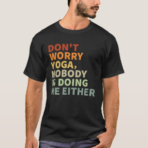 Camiseta No te preocupes Yoga  A nadie le importa yo tampoc