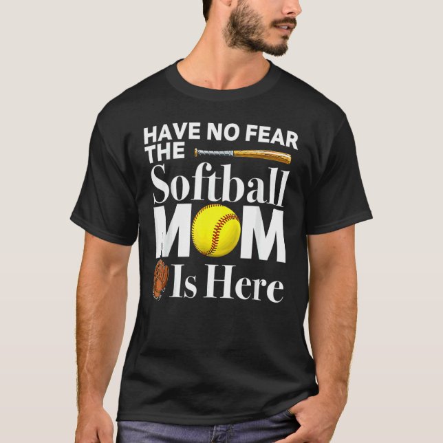 Camiseta No tengas miedo de que la mamá del Softball esté a (Anverso)