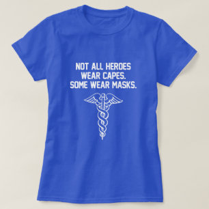 CAMISETA NO TODOS LOS HÉROES LLEVAN CAPAS. ALGUNOS LLEVAN 