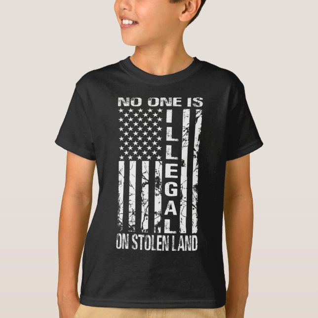 Camiseta Nobody Is Illegal On Stolen Land America Immigrant (Anverso)