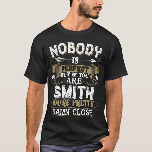 Camiseta Nobody Is Perfect But You Are SMITH Family Name (Anverso)