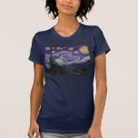 Camiseta Noche estrellada, ciudad francesa Van Gogh Saint R<br><div class="desc">La ciudad francesa "Saint Remy" está ardiendo con la luminiscencia de las estrellas en una noche estrellada azul. Estelar sobre la ciudad con nubes,  estrellas y luna creciente amarilla brillante a medianoche. Viejo post de pintura impresionista del pintor francés Vincent Van Gogh.</div>
