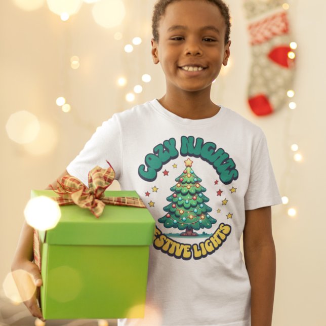 Camiseta Noches acogedoras, árboles navideños iluminados po (Subido por el creador)