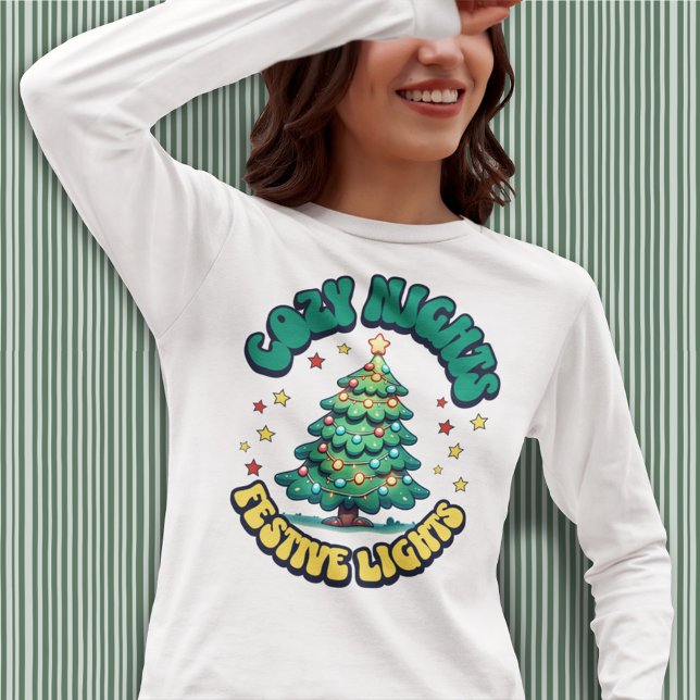 Camiseta Noches acogedoras, árboles navideños iluminados po (Subido por el creador)