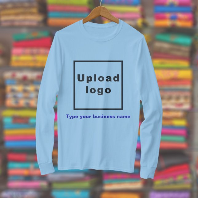 Camiseta Nombre comercial y logotipo en manga larga azul cl (Light blue long sleeve t-shirt with your business name and logo displayed in a store)