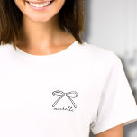 Camiseta Nombre de arco dibujado a mano minimalista<br><div class="desc">Nombre simple Monograma Camisa Minimalista. Mantente elegante y de tendencia con esta bonita y elegante camisa, con un delicado arco dibujado a mano y un nombre personalizado en caligrafía de escritura dulce escrita a mano en el pecho superior izquierdo, donde tradicionalmente hubiera un bolsillo. El diseño es mínimo y la...</div>