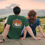 Camiseta Nombre de bolsillo del atardecer de montaña de la<br><div class="desc">Esta fresca puesta de sol retro sobre montañas rocosas en la naturaleza hace una gran imagen para un conjunto de camisetas personalizadas para una reunión familiar, viaje por carretera o vacaciones de verano. Conmemora tu semana de vacaciones con un nombre en el bolsillo para mamá, papá, hermano y hermana. Sólo...</div>