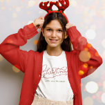 Camiseta Nombre de familia de Navidades de escritura modern<br><div class="desc">Diseño moderno y minimalista de caligrafía para Navidades con el nombre de su familia para las fotos familiares a juego! Sencillo pero clásico, elegante en rojo y verde, esta bonita camisa le da un toque familiar festivo. Pase las vacaciones en nuestra camiseta personalizada con escritura moderna. ¡Desenvolver la alegría! 🎄...</div>