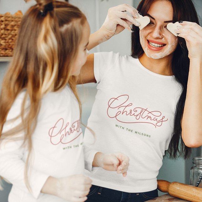 Camiseta Nombre de familia de Navidades de escritura modern (#MatchingChristmasShirts #FestiveFamily #ChristmasStyle
Spread cheer! Rock the holidays with this!)