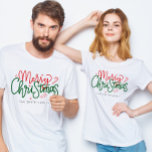 Camiseta Nombre de familia de Navidades familiares personal<br><div class="desc">Comparte la alegría de las fiestas con este diseño de camisetas familiares de Navidades festivos. ¡Perfecto para regalar como Navidad a toda la familia! Ideal para vacaciones familiares o grandes reuniones familiares.</div>