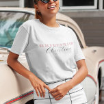 Camiseta Nombre de la dama de honor de la caligrafía del gu<br><div class="desc">Celebra tu soltera con esta elegante camiseta minimalista,  con una tipografía rosa polvorienta y un elegante nombre de caligrafía. Añade fácilmente tus propios detalles haciendo clic en la opción "personalizar".</div>