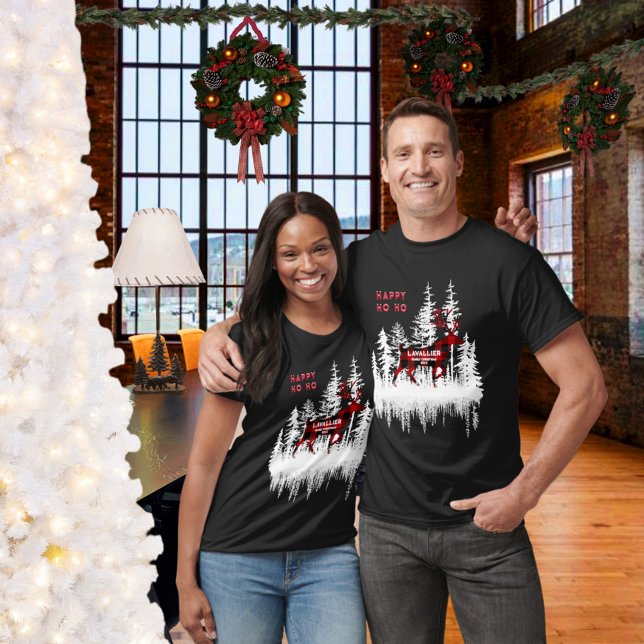 Camiseta Nombre de la familia Buffalo Plaid Snowy Forest St (Buffalo Plaid Snowy Forest Stag Ho Ho Family Name T-Shirt)