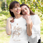 Camiseta Nombre de la tipografía de la madre de la novia pu<br><div class="desc">Glam,  elegante madre de la camiseta de la personalizado de la novia,  con un librito de cobre escrito a mano como tipografía y un corazón pequeño.          Fácil de personalizar con su nombre.           Adecuado para fiestas de novias glamorosas y modernas.</div>