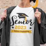 Camiseta Nombre del año de graduación de clase superior<br><div class="desc">Celebra tu año de graduación con esta moderna camiseta con una tipografía contemporánea "Senior 20xx" en negro y oro, decorada con un gorro negro de graduación con una tassel dorado; personalizar fácilmente esta camiseta con tu año de graduación y nombre editando los campos de plantilla. Esta camiseta es parte de...</div>