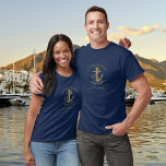 Camiseta Nombre del barco de oro náutico personalizado<br><div class="desc">Diseño náutico con ancla,  personalizado con el nombre del capitán,  nombre del barco y ubicación. Diseñado por Thisisnotme©</div>