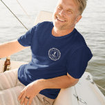 Camiseta Nombre del barco personalizado y Anclaje náutico d<br><div class="desc">Muestra tu estado de capitán (o primer oficial) con esta camisa fría del personalizado. El diseño náutico clásico incluye el nombre del barco y el registro del barco curvado en el interior de una insignia de logotipo de cuerda con un ilustracion de ancla en el centro. El diseño aparece en...</div>