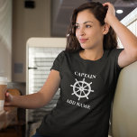 Camiseta Nombre del capitán o del barco con ayuda de rueda<br><div class="desc">Helma de rueda de barcos náuticos con tu nombre de capitán o nombre de barco personalizado en camiseta de damas blancas.</div>