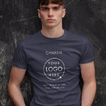 Camiseta Nombre del empleado de la empresa con logotipo com<br><div class="desc">Una plantilla de negocios sencilla de color azul marino y personalizado en un estilo minimalista moderno que se puede actualizar fácilmente con el logotipo de su empresa y el nombre de su personal o información de su negocio. Si necesita ayuda para personalizar este producto, por favor contáctenme con el botón...</div>