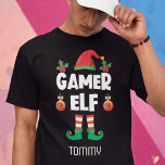 Camiseta Nombre del equipo familiar de Navidades irónicos d<br><div class="desc">Esta divertida camiseta de elfo jugador auto-irónico, que es parte de una colección de ropa de elfo de la familia a juego con regalos para cada miembro de la familia, te ayudará a meterte en el ánimo de las vacaciones. Perfecto para cualquier reunión familiar de Navidades, esta camiseta tiene un...</div>