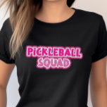 Camiseta Nombre del grupo de equipos de escuadrón de escuad<br><div class="desc">Damas,  ¿tienes un grupo de pickleball con el que te gusta jugar y pasar el rato? ¿Te llamas a ti mismo el "Escuadrón de las Bolas de Pollo"? Si es así,  ¡esta es la camiseta perfecta para usted! Con sus divertidas letras rosas y blancas,  seguro que destacará.</div>