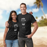 Camiseta Nombre del monograma blanco negro del equipo de cr<br><div class="desc">Un fondo negro,  decorado con un crucero y el texto: Escuadrón de cruceros. Personalice y agregue sus iniciales de monograma y nombre completo.</div>