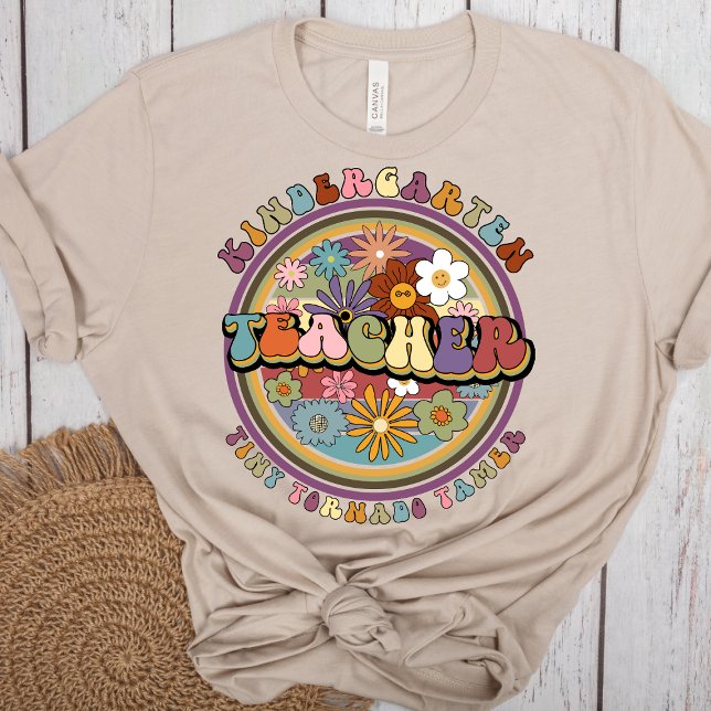 Camiseta Nombre del profesor de guardería Groovy Retro Flor (Subido por el creador)