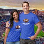 Camiseta Nombre, número, equipo de diseño de fútbol persona<br><div class="desc">Este diseño de fútbol personalizado incluye un fútbol americano con un número jersey y una o dos líneas de texto personalizado - nombre del jugador, nombre de la escuela, nombre del equipo, etc. Perfecto para estudiantes de secundaria, jóvenes, universitarios o aficionados al fútbol. Muestra tu espíritu escolar y amor por...</div>