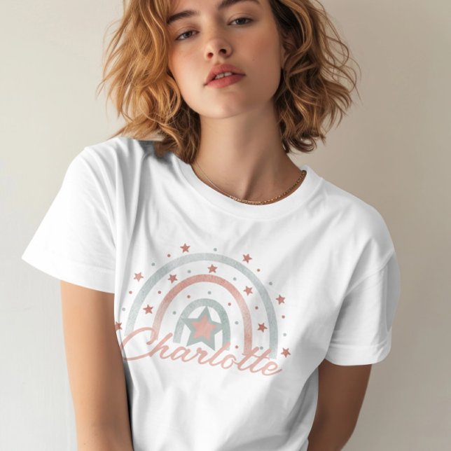Camiseta Nombre personalizado Boho Arcoiris (Personalized Name Boho Rainbow T-Shirt from Ricaso. Pink and green with your own name added)