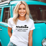 Camiseta Nombre personalizado Clase blanca de graduación de<br><div class="desc">El diseño moderno de camisetas de graduación de personalizado blanco incluye el nombre del graduado en un estilo decorativo negro negrita con acento de tapón de pato (se puede volver a colocar si es necesario) y una redacción mínima del año de clase y del nombre de la escuela que se...</div>