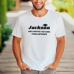 Camiseta Nombre personalizado Clase blanca de graduación de<br><div class="desc">El diseño moderno de camisetas de graduación de personalizado blanco incluye el nombre del graduado en un estilo decorativo negro negrita con acento de tapón de pato (se puede volver a colocar si es necesario) y una redacción mínima del año de clase y del nombre de la escuela que se...</div>