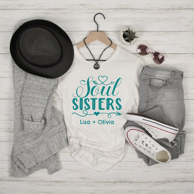 Camiseta Nombre personalizado del guión de las hermanas del (Boho Turquoise Soul Sisters Script Custom Name T-Shirt)